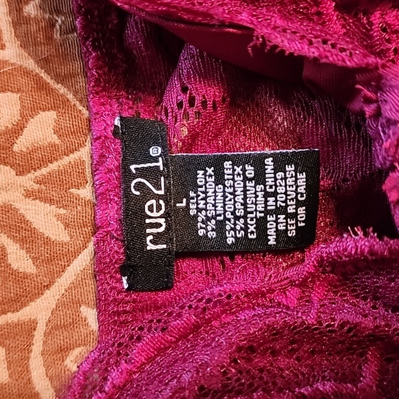 Red lace lingerie - Picture 2 of 3